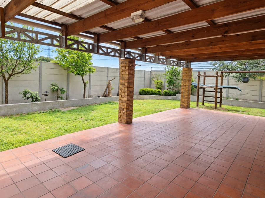 To Let 4 Bedroom Property for Rent in Rouxville Western Cape